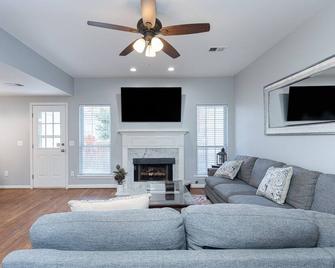 Pelham Palace near Oak Mountain Park - Пелам - Вітальня