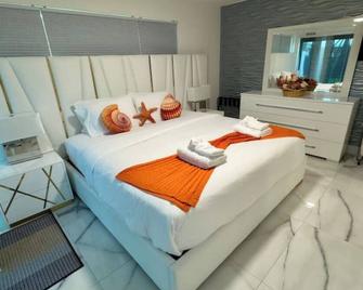 Amazing Home w Heated Pool 8 mins to the Beach - Lighthouse Point - Bedroom
