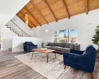 5 Bd Home/Pool /Game Rm/King Bed/High Ceiling - Elk Grove - Huiskamer