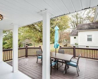 Southern Charm Cottage- Historic 2 bed 1 bath refuge in Hickory - Hickory - Patio
