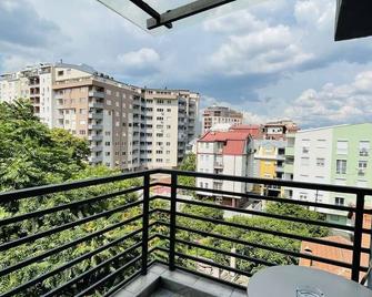 Joan Apartments & Spa - סקופיה - מרפסת