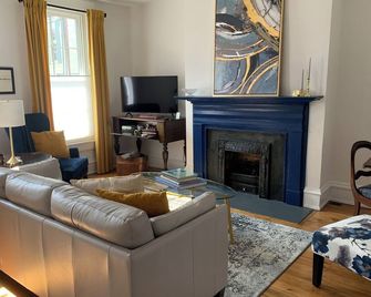 Historic Row House in the heart of downtown Madison - Madison - Living room