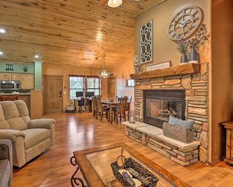 3 Mi to Fool Hollow Lake: Cozy Cabin w/ Deck - Show Low - Obývací pokoj