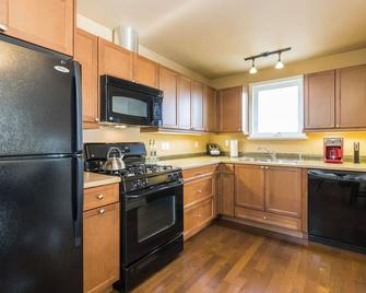 Unique spacious upper Condo Suite. Steps from waterfront - Sarnia - Kitchen