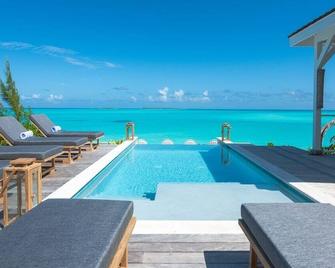 Limited-time chance! Bajamar: Beachfront 5BR Villa w/ pool - Moss Town