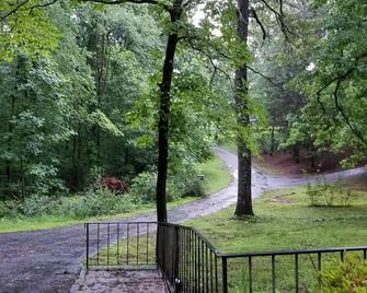 Enjoy The Beauty Of The Mountains At This Serene Getaway Near Lake Chatuge - Young Harris - Outdoors view