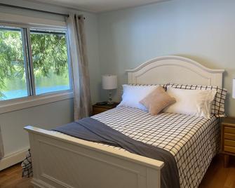 Shawnigan Lake Waterfront Getaway - Shawnigan Lake - Bedroom