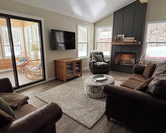 Newly renovated 4 season cozy 3 bedroom cottage steps from Lake Winnipeg - Gimli - Living room