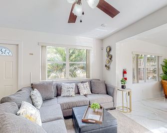 Seaview Suite - Deerfield Beach - Living room