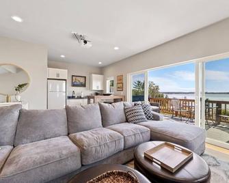 The Baywatch, a stones throw to Cottonwood Beach. - Lynden - Living room