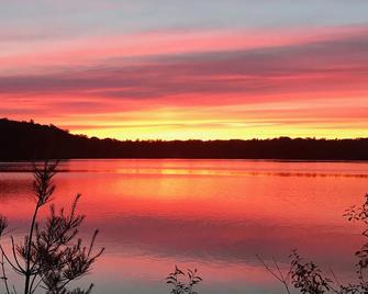 Lakefront Beach Property For Large Families! 3 Kayaks included! - Interlochen - 室外景