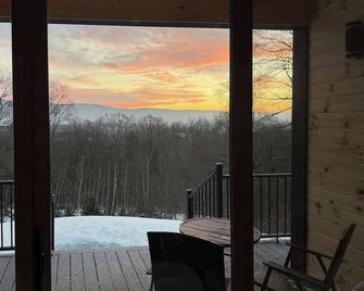 The Deerwood Tiny Home | Mtn Views w/ Fireplace! - Londonderry - Balcony