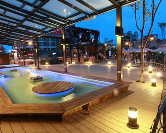 No. 9 Hotel - Jiaoxi Township - בריכה