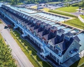 Waterfront Luxury Boathouse Villa in 1000 Islands - Alexandria Bay - Alexandria Bay - Building