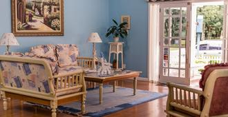 Pousada Jardim Azul - Canela - Living room
