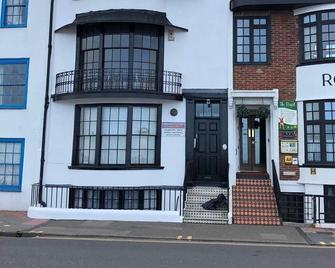 Apartment on the Seaside opposite the Pier. - Eastbourne - Building