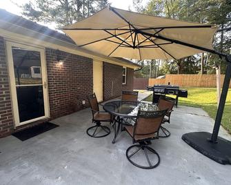This cozy 3-bedroom home is located near Historic Downtown Newnan. - Newnan - Patio