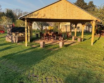 1 Apartment And 6 Cottages Ideal For Families Not Far From The Spreewald - Gross Beuchow - Patio