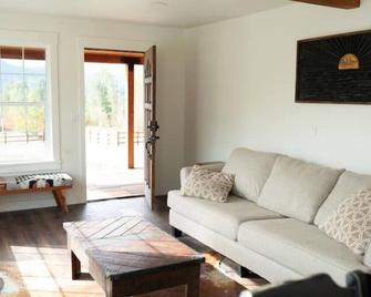 La Grande Cabin\n\n - Eatonville - Living room