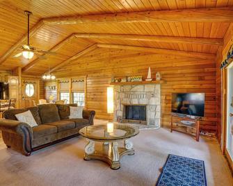 Lakefront Cabin and Guest House Near Granbury Square - Granbury - Sala de estar