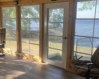 Lake Front Renovated Cabin With Enclosed Porch And Loft On Big Stone Lake - Ortonville - Balcony