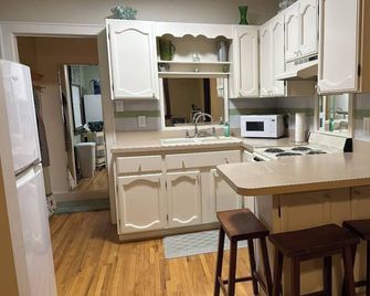 Cozy and charming 2-bedroom home in Norfolk, next to an outdoor walking track - Norfolk - Kuchyň