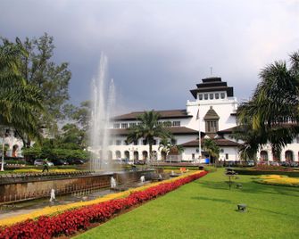 Rhapsodic Stay Bed and Breakfast - Bandung