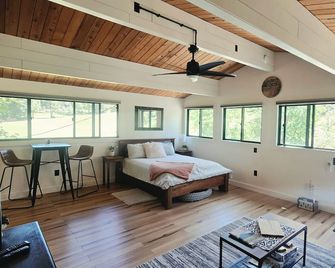 A Restful Studio Near a Creek and Forest - Pet Friendly - Roseburg
