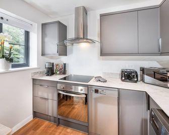 Modern and charming 2-bedroom apartment located in the heart of Shirley, just minutes from Southampton City Centre. Surrounded by top restaurants, cafés, bars, and local attractions. Ideal for weekend breaks, business trips, staycations. - Southampton - Cocina