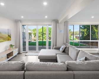 Bombora - Family Beach Holiday - Scotts Head - Sala de estar