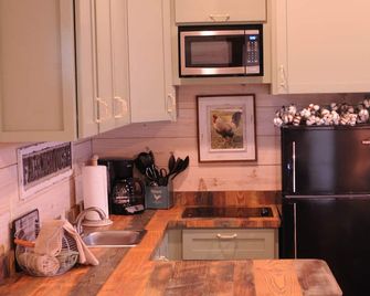 Cozy Cabin near the Comal River-Cabin #7- Farmhouse Theme. Walk to Wurstfest - New Braunfels - Kitchen