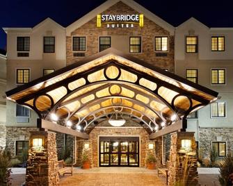 King Suite Near Downtown Toledo | Great for Business Travelers! 24h Business Center + Free Breakfast! - Rossford - Building