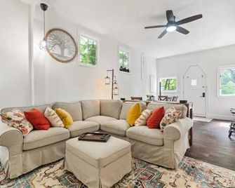 Inn at the Woods: Updated Cabin w/Mountain Views - Afton - Living room