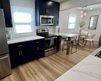 Stylish In-Town Retreat - 2 Bedroom, 1 Bathroom - Modern Comfort - Marion - Kitchen