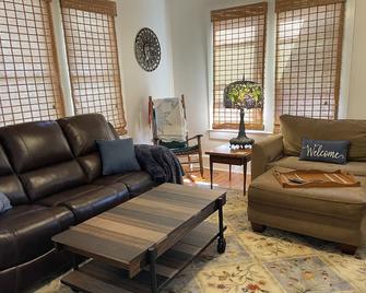 Etowah's Cottage - dog friendly, king beds, hiking, rafting, motorcycles - Etowah - Living room