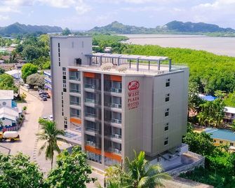 West Plaza Hotel at Lebuu Street - Koror - Budova