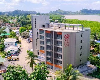 West Plaza Hotel at Lebuu Street - Koror Town - Edificio