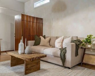 Bourbon | Retro Getaway | Sleeps 4 & Full Kitchen! - Drumheller - Huiskamer