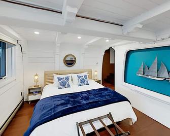 All Decked Out | Newly Remodeled Home | Steps From the Center of Town - Provincetown - Habitación