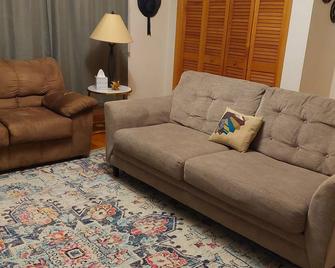 Newly Remodeled 2 Bdrm Apt-downtown-5 min from Gobblers Knob! - Punxsutawney - Sala de estar