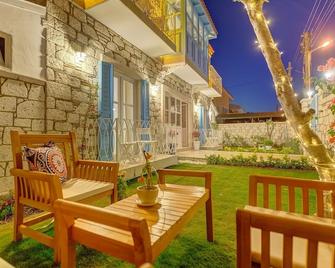 Villa Peri Butik Otel - Alacati - Patio