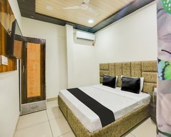 Hotel O Blessing - Karnal - Slaapkamer