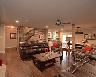 College Stations Newest Rural Getaway Game Day House - College Station - Sala de estar