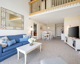 Fairway Breeze Retreat - Traverse City - Living room