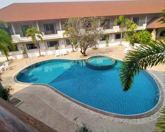 President Hotel Udonthani - Udon Thani - Pool