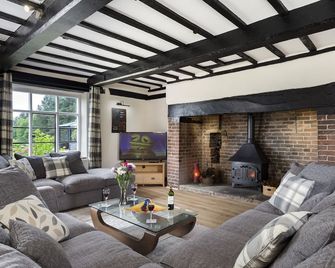 A lovingly renovated, beautiful Queen Anne style property with panoramic views. - Kidderminster - Huiskamer