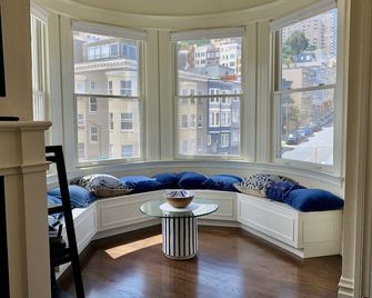 Beautiful North Beach-Russian Hill 2br + Office 2ba Gem! - São Francisco - Sala de estar