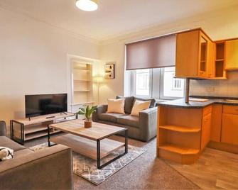 Largs Coastal Apartment - Largs - Living room