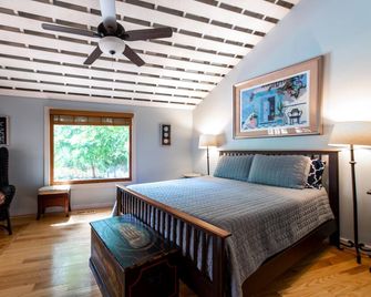 Beautiful Watch Hill 4br/3ba With Backyard Deck & Pool Just Steps From Beach - Westerly - Bedroom