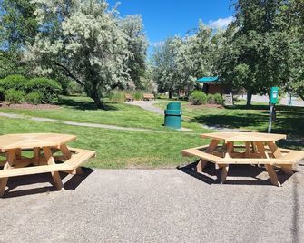 The Orchard (Hostel With Private Bunks) - Radium Hot Springs - Patio
